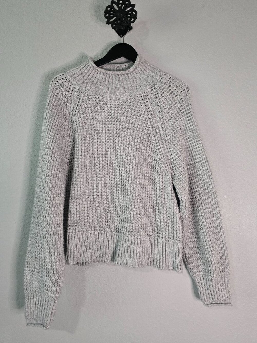 American Eagle Gray Waffle Knit Mock Neck Sweater Size Medium
